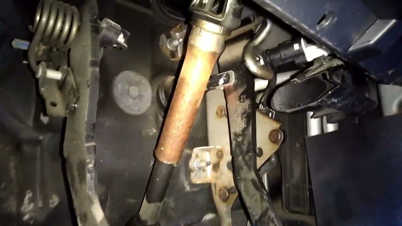 Changer l'interrupteur de frein Clio 3 (feux stops qui restent allumés / éclairés en permanence)