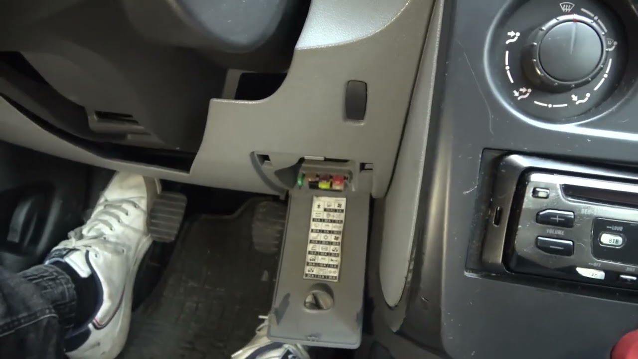 Where is Interior Fuse Box in Renault Clio III (2005 - 2012) - Find Interior Fuse Box
