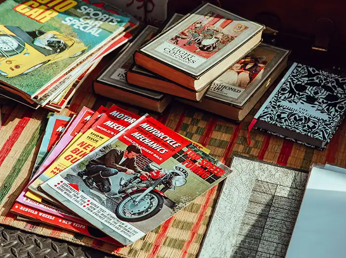 Table remplie de livres de moto